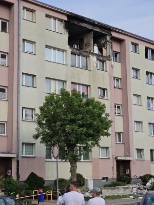 Wybuch gazu w Bielawie. Sąsiedzi uratowali mężczyznę przed płomieniami - 1