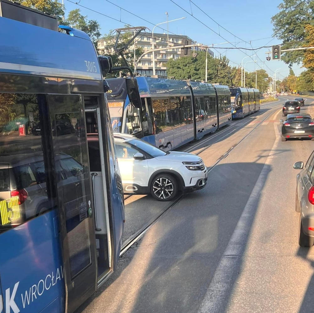 Kolizja na Grabiszyńskiej: tramwaj zderzył się z osobówką - fot. użyczone / Korespondenci MPK Wrocław