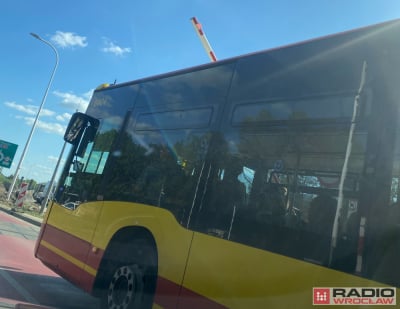 Autobus "pod rogatkami" na wrocławskim Jagodnie