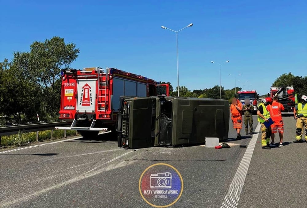 Auto wojskowe przewróciło się na autostradzie A4 - fot. Kąty Wrocławskie na Sygnale