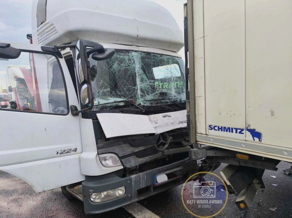  Wypadek 3 ciężarówek na autostradzie A4 - fot. Kąty Wrocławskie na Sygnale