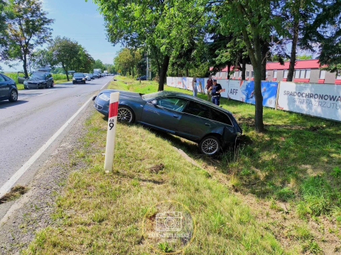 Czołówka na Drodze Krajowej nr 35 – samochód w rowie - 3