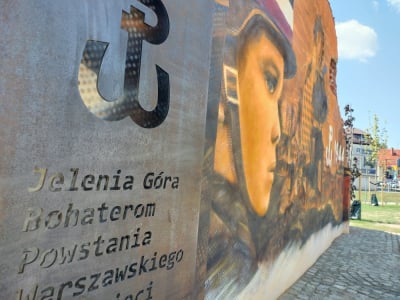 Mural i skwer upamiętniający powstanie warszawskie