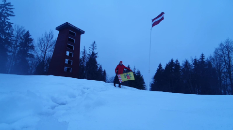 Ściąga policyjny mundur i leci... zdobywać górskie szczyty - 4