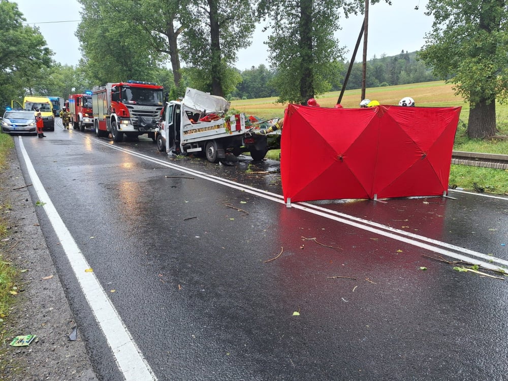 Drzewo spadło na busa. Jedna osoba nie żyje, cztery są ranne - fot. Komenda Wojewódzka Państwowej Straży Pożarnej we Wrocławiu FB