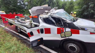 Tragedia na drodze. Drzewo spadło na busa. Jedna osoba nie żyje, cztery są ranne