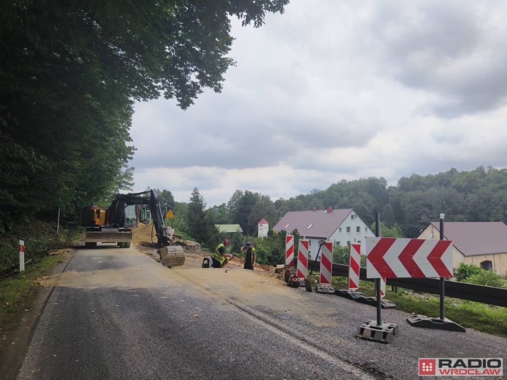 Ruch na byłej DW 328 w kierunku Jeleniej Góry częściowo został przywrócony - fot. RW