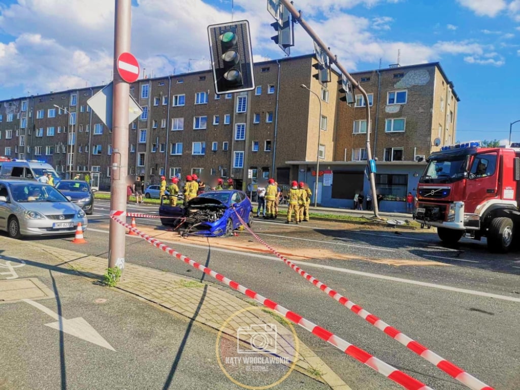 Samochód uderzył w słup, trzy osoby ranne - fot. Kąty Wrocławskie na sygnale