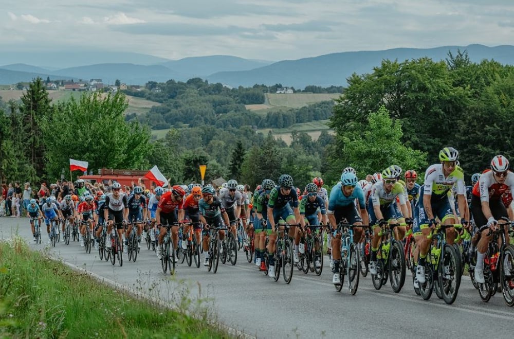 Gorące przywitanie kolarzy na mecie - Tour de Pologne już w Karpaczu - fot. mat. prasowe TdP