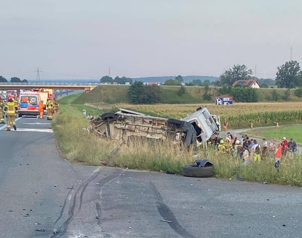 Wypadek autokaru na A4: 8 osób rannych, w tym dwie ciężko - fot. Policja Krapkowice