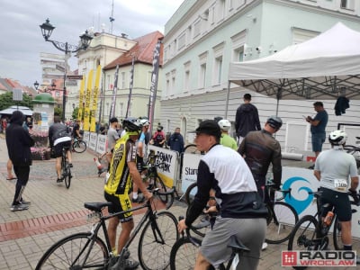 Deszcz przywitał uczestników wyścigu kolarskiego na Przełęcz Okraj