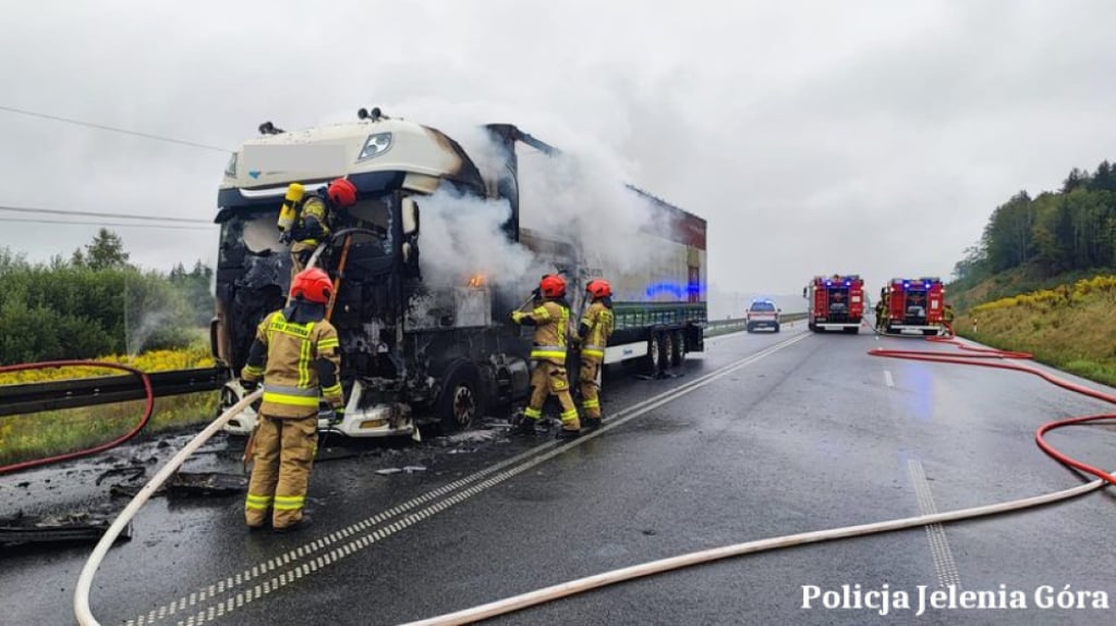 Spłonęła ciężarówka - DK3 pod Jelenią Górą już przejezdna - fot. Policja Jelenia Góra