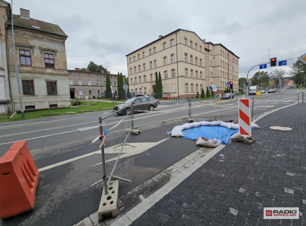 Zapadlisko w Wałbrzychu zniknie, ale kto zapłaci za naprawę - nie wiadomo - fot. Bartosz Szarafin