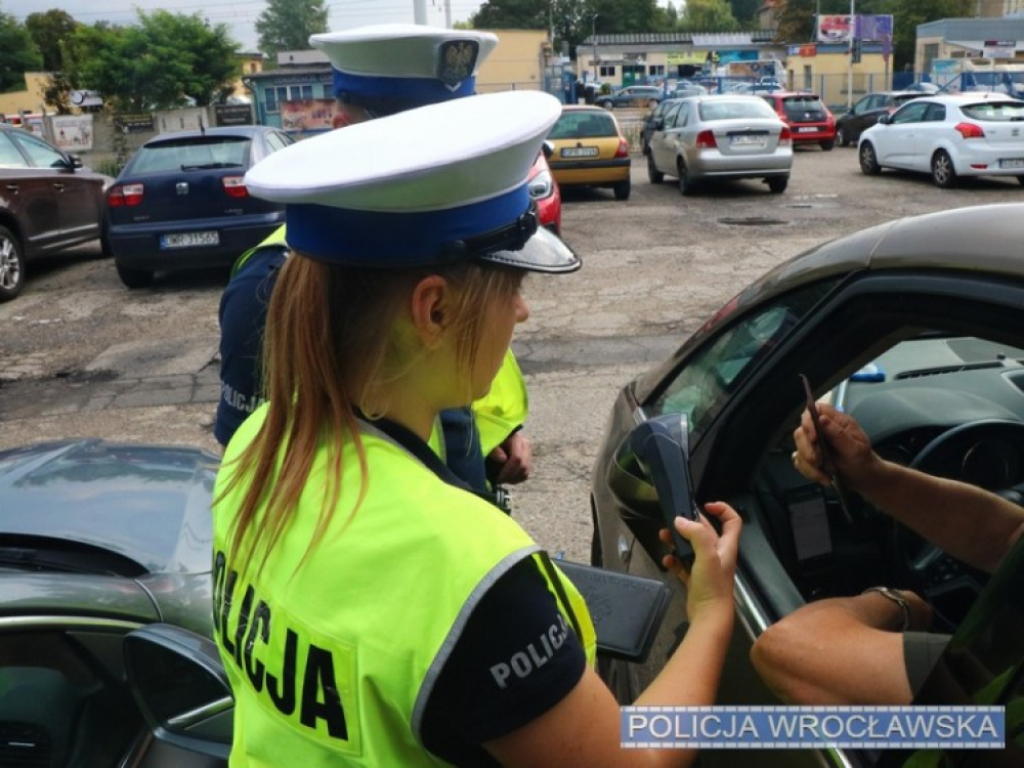 Pijani, bez prawa jazdy, w niesprawnych autach - posypały się mandaty dla wrocławskich taksówkarzy - fot. Komenda Policji we Wrocławiu