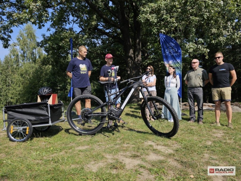 Rower z przyczepką pomoże sprzątać wałbrzyskie lasy - fot. Bartosz Szarafin