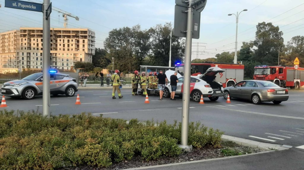 Groźne zderzenie: Skuter i auto na skrzyżowaniu - fot. Popowice Online