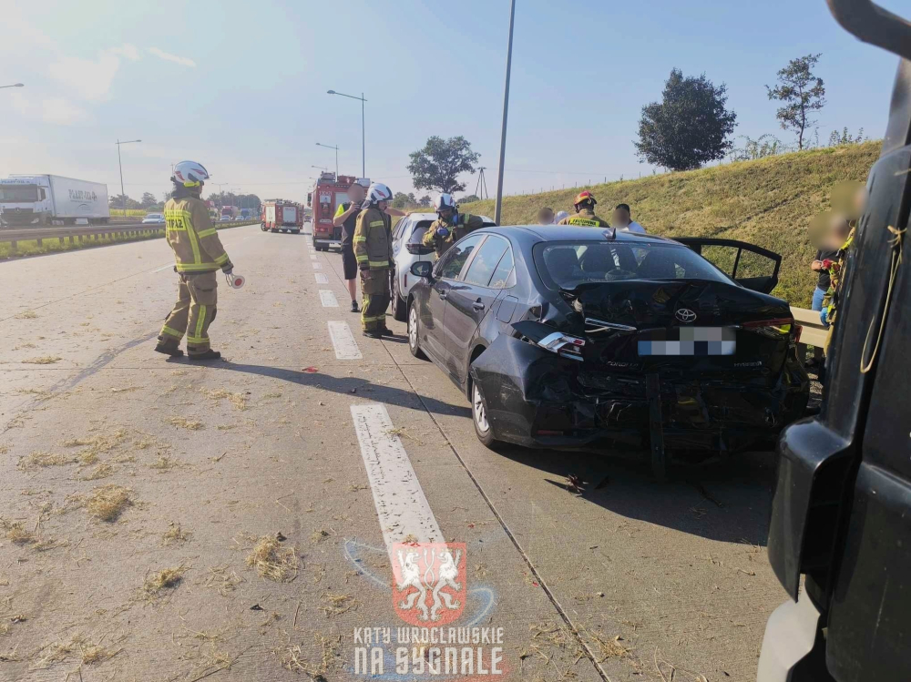 Wypadek na A4: Zderzenie trzech pojazdów, jedna osoba ranna! - fot. Paweł Bielawski /Kąty Wrocławskie Na Sygnale