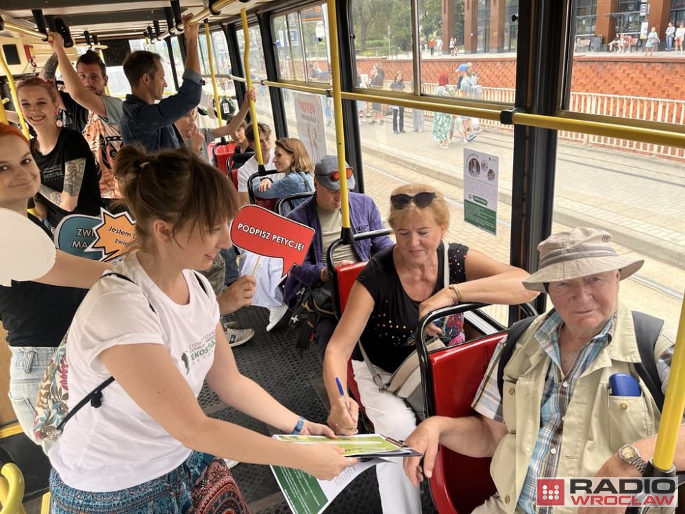 Podróż tramwajem dla zwierząt - Ekostraż zbiera podpisy pod ustawą - fot. Joanna Jaros