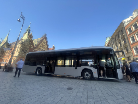 Wrocław podpisał umowę na obsługę linii podmiejskich - 0