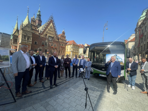 Wrocław podpisał umowę na obsługę linii podmiejskich - 11