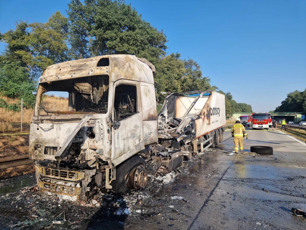 Pożar ciężarówki na A4. Autostrada była zablokowana - fot. OSP Zagrodno