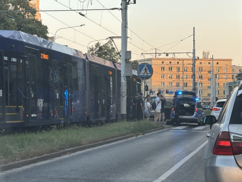 Kolizja auta z tramwajem [ZDJĘCIA] - 1