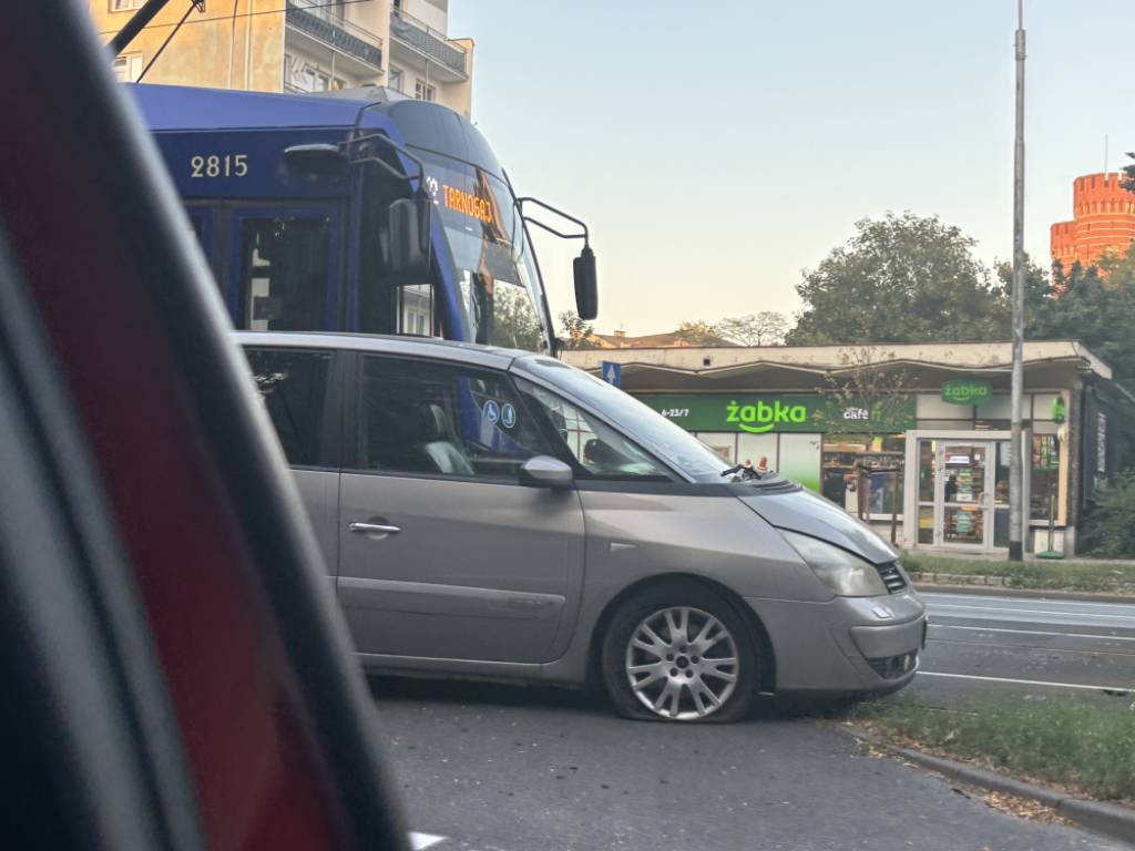 Kolizja auta z tramwajem [ZDJĘCIA] - fot. Słuchacz