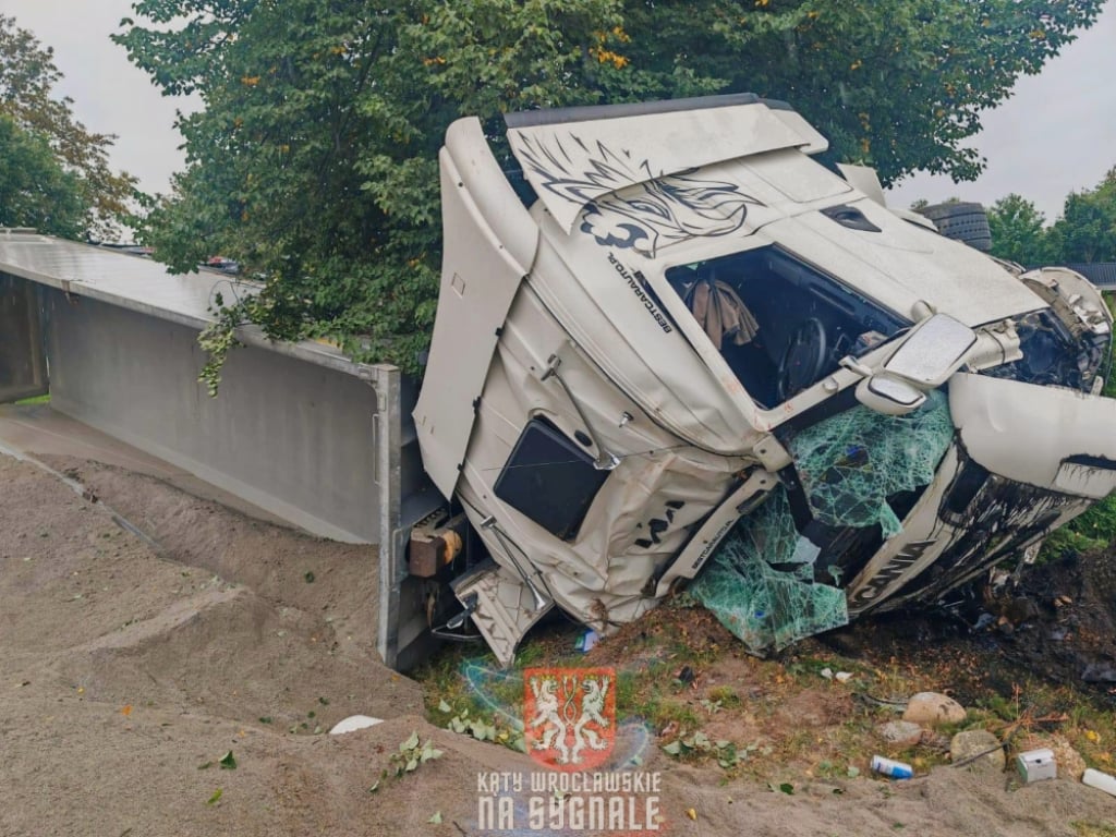 Wypadek w Żernikach Wrocławskich. Ciężarówka wpadła do rowu - fot. Czytelnik