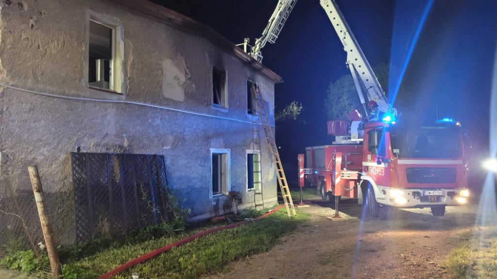 Nocny pożar domu w Kowarach - fot. UM Kowary