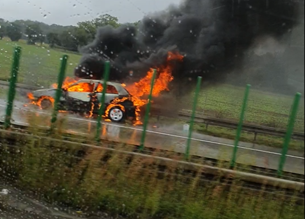 Pożar auta na A4, wypadek koło Gryfowa. Dzieje się na drogach - fot. Słuchacz