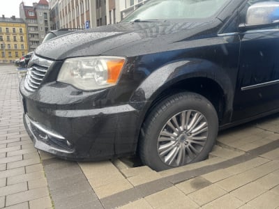 Na parkingu zapadła się kostka. Zaledwie rok po remoncie