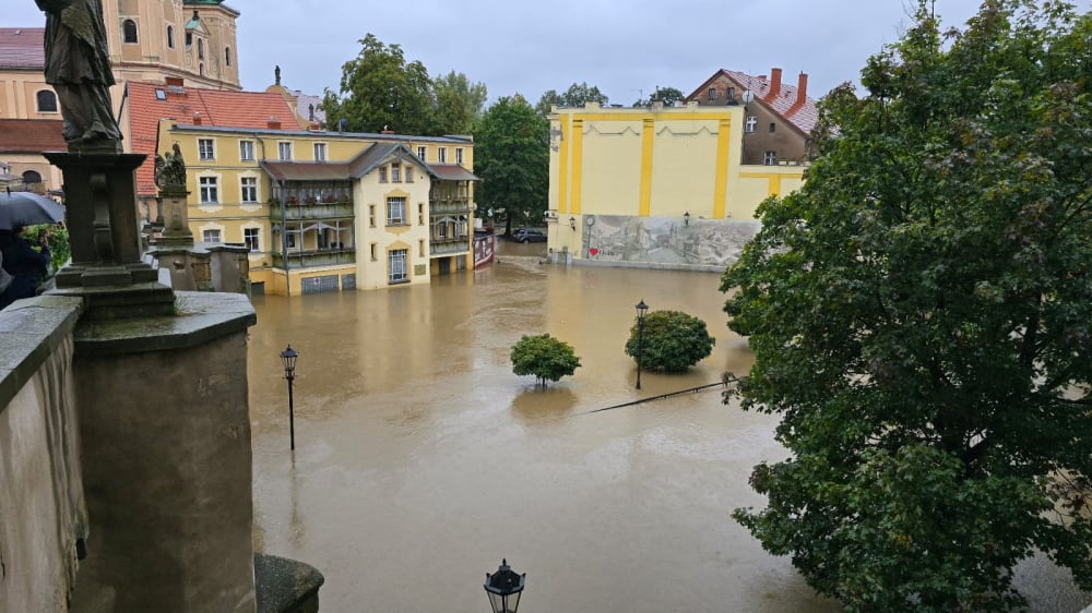 Kłodzko. Niektóre ulice zalane do wysokości 1, 5 metra. Trwa walka z żywiołem [NOWE ZDJĘCIA] - fot. Jarosław Wrona