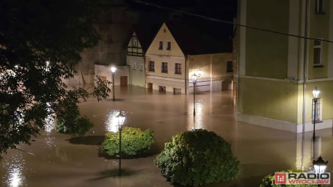 Kłodzko. Niektóre ulice zalane do wysokości 1, 5 metra. Trwa walka z żywiołem [NOWE ZDJĘCIA] - 10