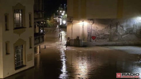 Dramatyczna walka na Ziemi Kłodzkiej. Woda w Kłodzku nie nadaje się do spożycia - 11