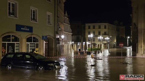 Kłodzko. Niektóre ulice zalane do wysokości 1, 5 metra. Trwa walka z żywiołem [NOWE ZDJĘCIA] - 13