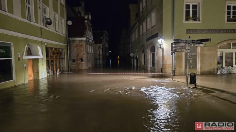 Kłodzko. Niektóre ulice zalane do wysokości 1, 5 metra. Trwa walka z żywiołem [NOWE ZDJĘCIA] - 15