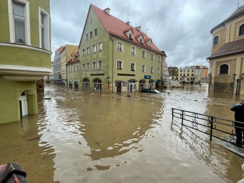 Kłodzko. Niektóre ulice zalane do wysokości 1, 5 metra. Trwa walka z żywiołem [NOWE ZDJĘCIA] - 19