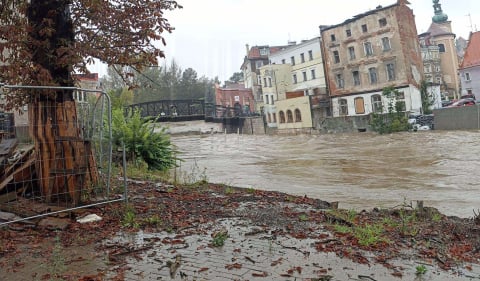 Kłodzko. Niektóre ulice zalane do wysokości 1, 5 metra. Trwa walka z żywiołem [NOWE ZDJĘCIA] - 3