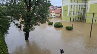 Kłodzko. Niektóre ulice zalane do wysokości 1, 5 metra. Trwa walka z żywiołem [NOWE ZDJĘCIA] - 16