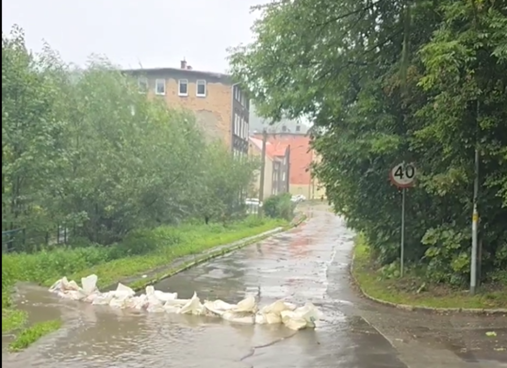 Wałbrzych bez większych podtopień - zamknięto ul. Legnicką - fot. użyczone/słuchacz