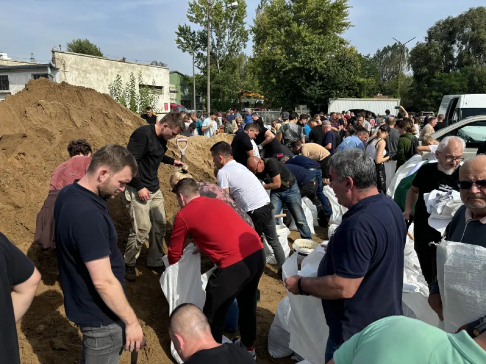 Na ul. Długiej we Wrocławiu wielki chaos w związku wydawaniem worków z piaskiem - fot. Elżbieta Osowicz