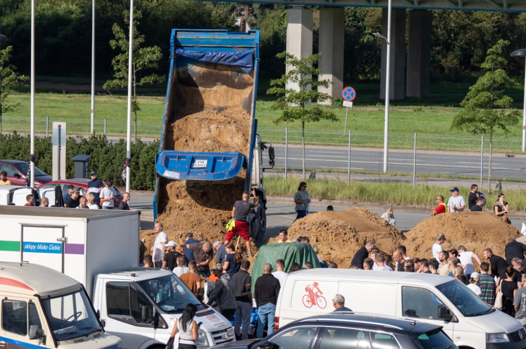 Kolejny dzień - kolejne tłumy wrocławian w punkcie odbioru worków z piaskiem - fot. Biuro Prasowe Urzędu Miejskiego Wrocławia 