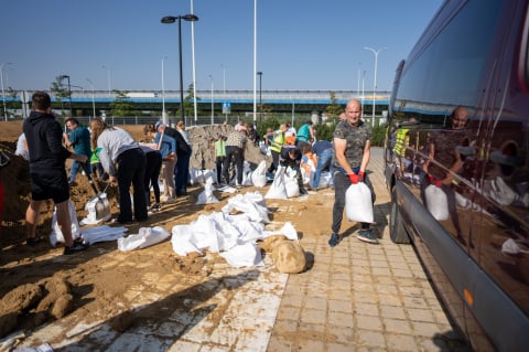 Kolejny dzień - kolejne tłumy wrocławian w punkcie odbioru worków z piaskiem - 3