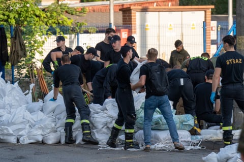 Kolejny dzień - kolejne tłumy wrocławian w punkcie odbioru worków z piaskiem - 4