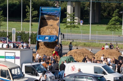 Kolejny dzień - kolejne tłumy wrocławian w punkcie odbioru worków z piaskiem