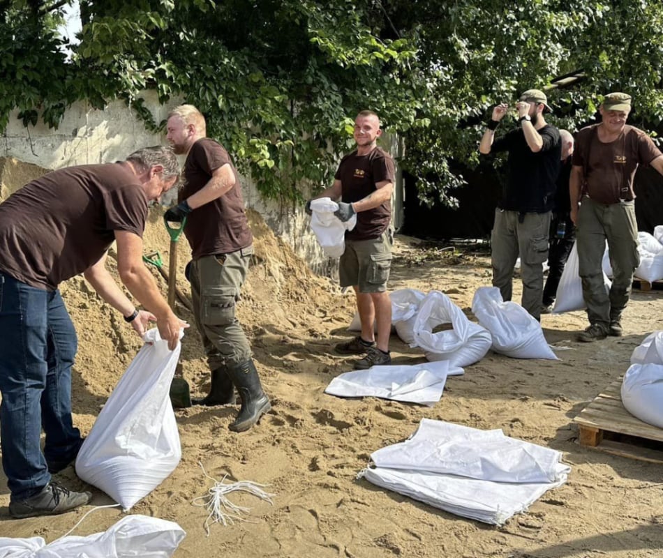 200 osób pracuje przy zabezpieczaniu zoo przed powodzią - fot. FB/ZOO Wrocław