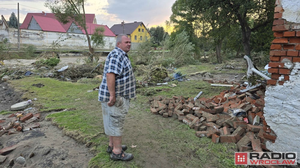 Mieszkańcy Ołdrzychowic dziękują ludziom za pomoc. „Na służby nie ma co liczyć" - fot. Jarosław Wrona