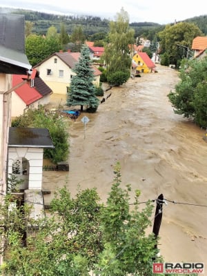 Mieszkańcy Ołdrzychowic dziękują ludziom za pomoc. „Na służby nie ma co liczyć" - 1