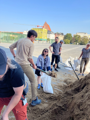 Wrocławianie dołączyli do akcji zabezpieczenia NFM - 1