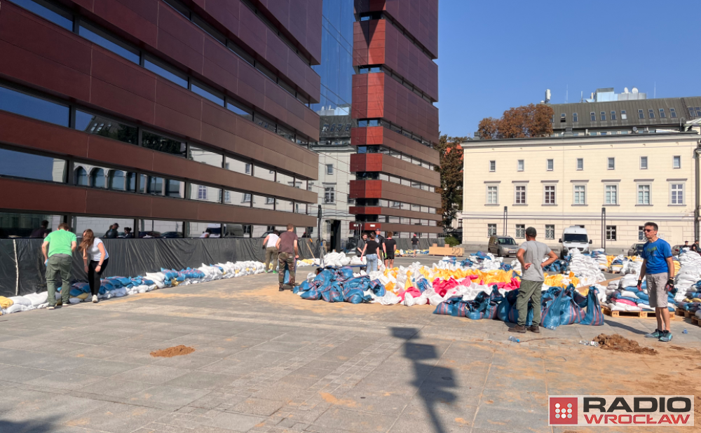 Piach, łopaty i worki. Wrocławianie zabezpieczają budynki w centrum miasta - fot. Joanna Łukaszewska